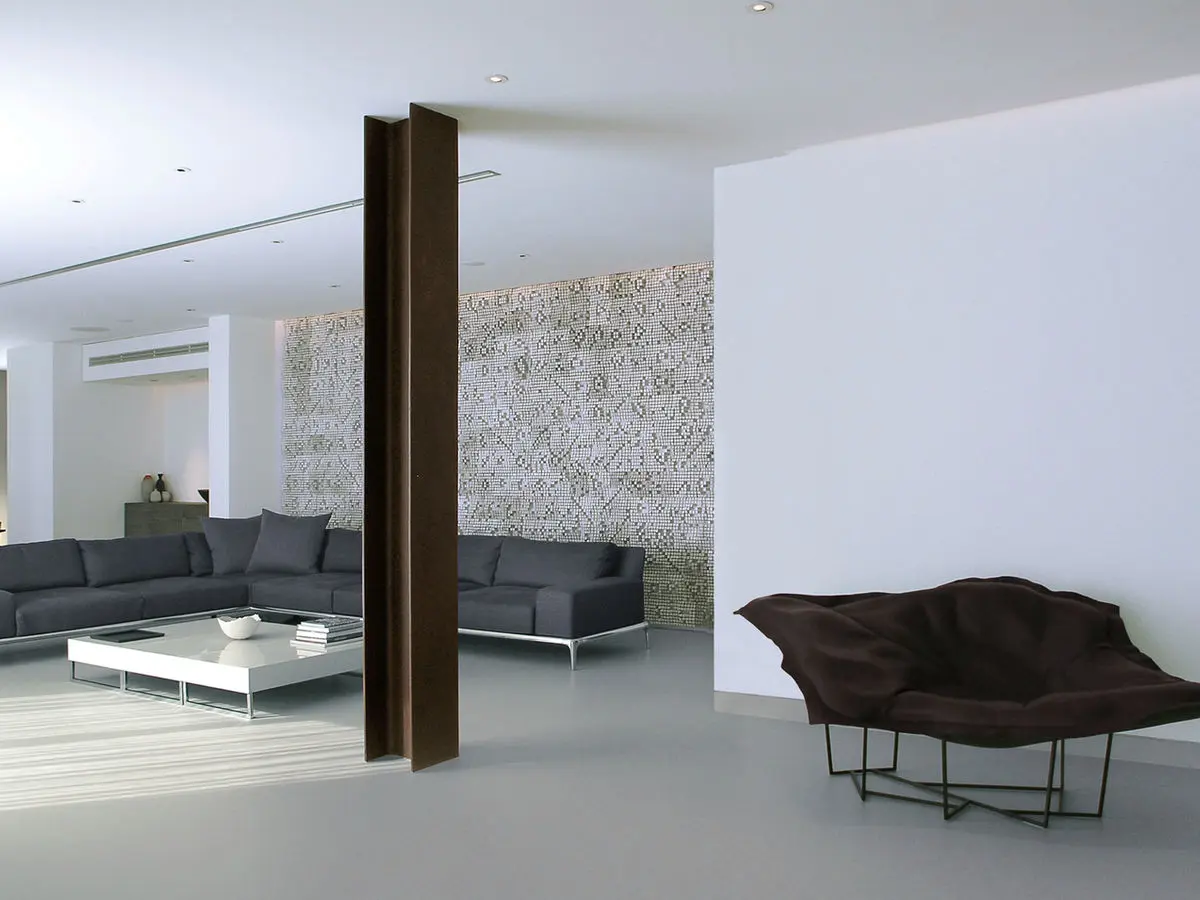 Interno progettato con materiali e luce naturale